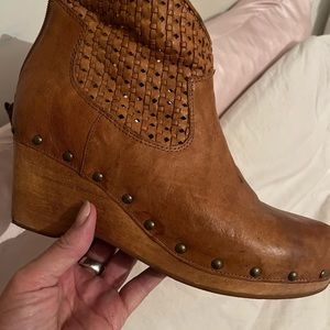 Right in Style ! Size 39/81/2 ..